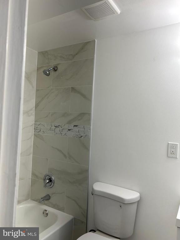 Building Photo - 125 Oakview Dr SE