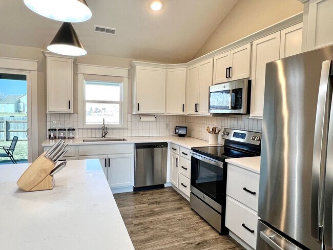 Building Photo - Modern Single-Family Home in Scenic Meadows Neighborhood