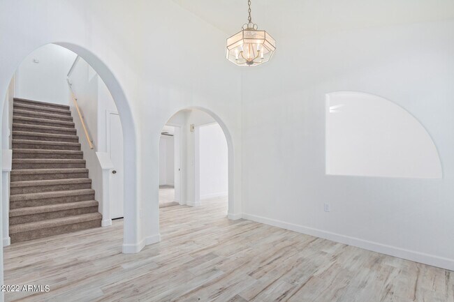 Building Photo - 509 E Rimrock Dr