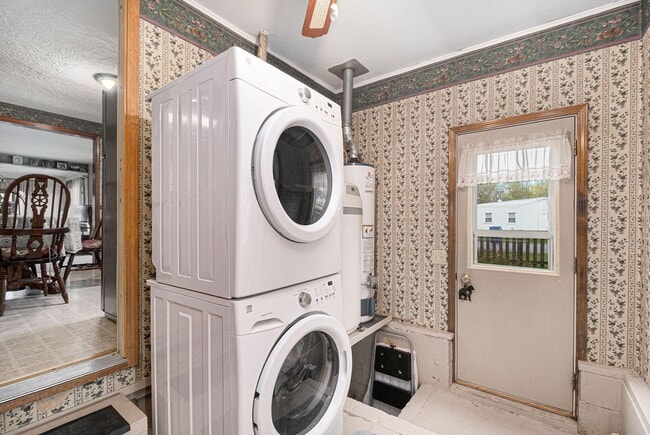 Building Photo - Charming, remodeled 2-Bed/1-Bath  ranch style home with enclosed yard and garage with bonus stora...