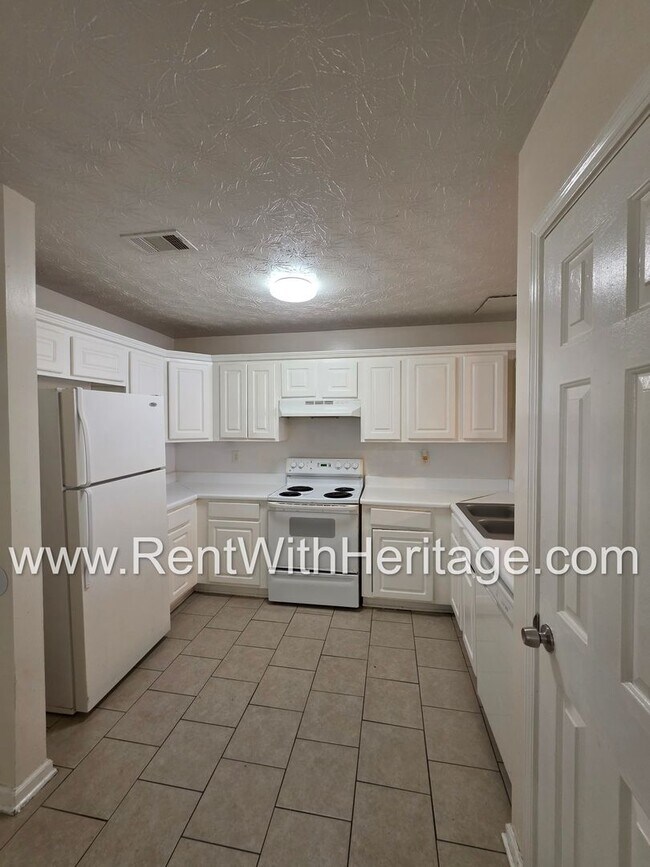Building Photo - Awesome 3bd/ 2ba Townhome, Super Spacious, Small Community, Great Location
