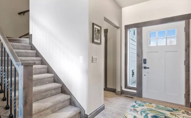 Building Photo - Gorgeous 3 bedroom 2 bath in Belgrade