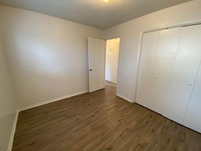 Building Photo - ora211