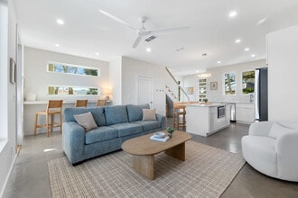 Building Photo - 2 Sanchez Cove