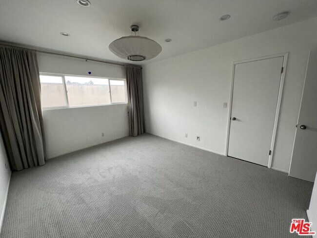 Building Photo - 949 Kings Rd