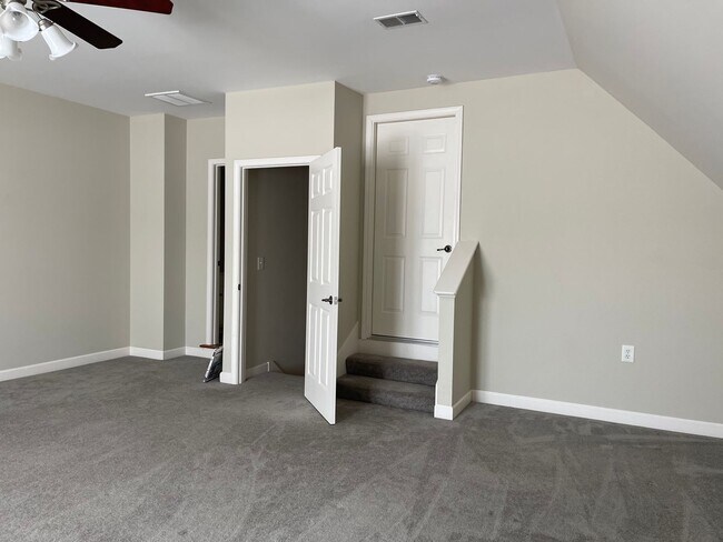 Building Photo - 215 Stoners Glen Ct