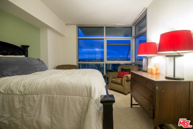 Building Photo - 13700 Marina Pointe Dr