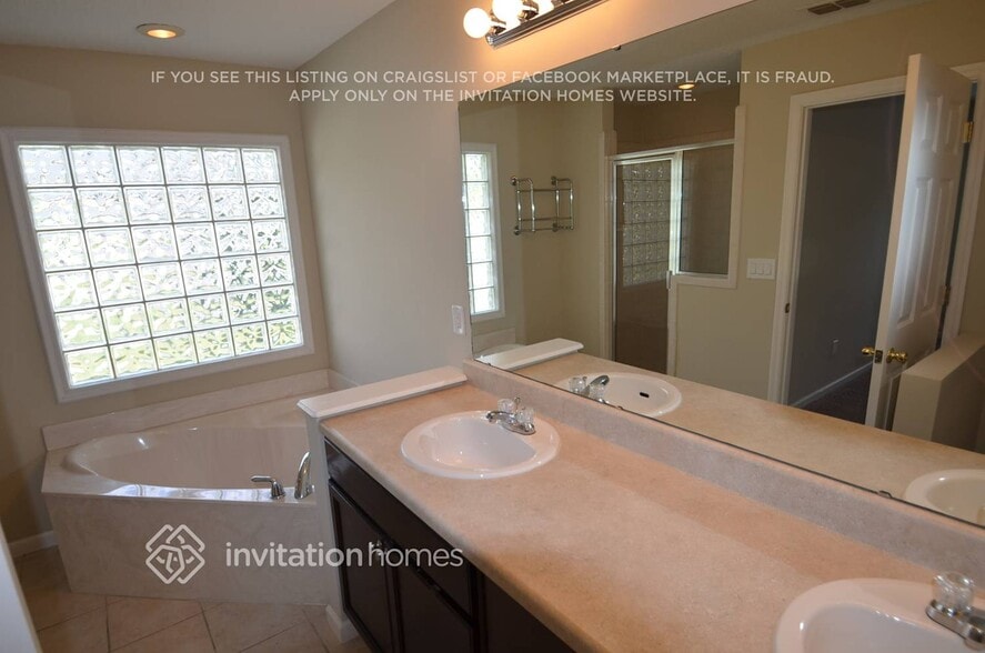 Building Photo - 204 Hidden Lake Dr
