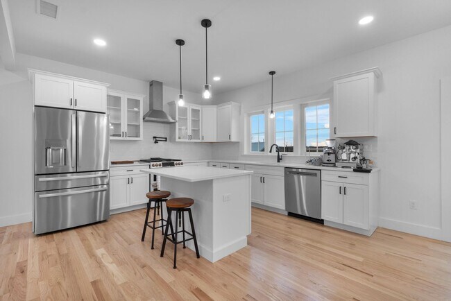 Building Photo - Move In Ready: Custom-built home