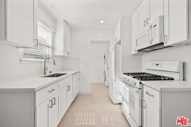 Building Photo - 219 3rd Ave