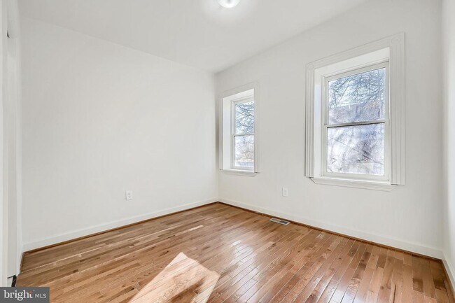 Building Photo - TWO BEDROOM TWO BATHROOM TOWNHOUSE AVAILABLE FOR SEPT 1ST MOVE-IN!!!!