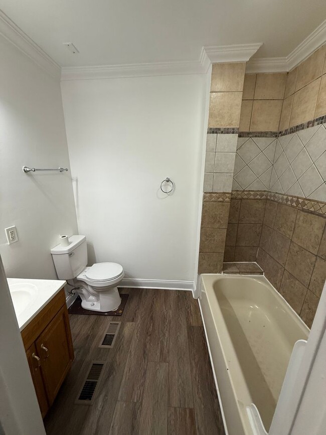 Building Photo - Duplex located on Belview Ave.