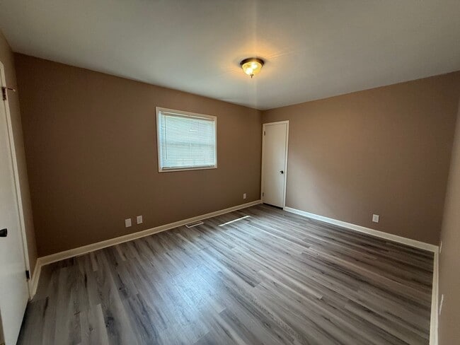 Building Photo - Updated One Level Apt - Kingsport, TN