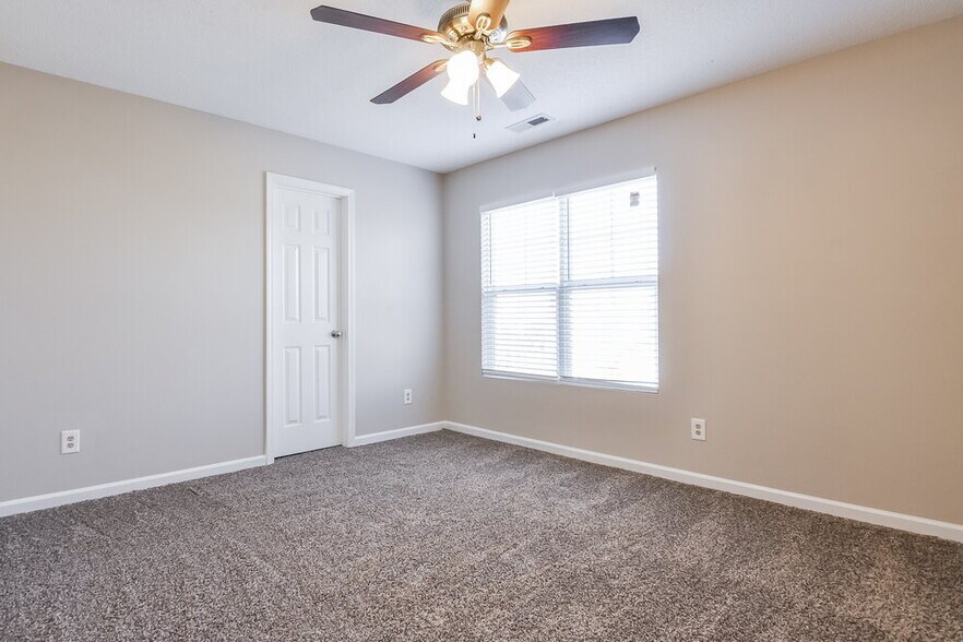 Building Photo - 21 Valleyfield Dr