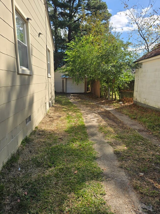Building Photo - Charming 3-bedroom, 1-bathroom home in Por...