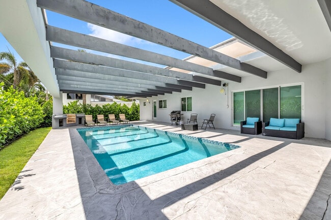 Building Photo - 2812 NE 27th St