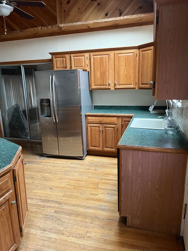 Building Photo - Sunny 2 Br / 1 BA Apartment in quiet area of Middleboro