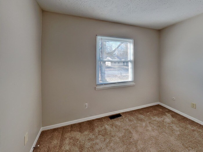 Building Photo - 1502 Elizabeth Dr