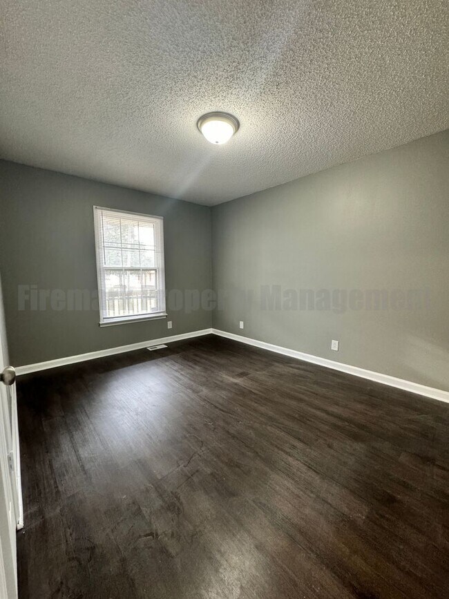 Building Photo - Newly Renovated 4 Bedroom 2 Bathroom
