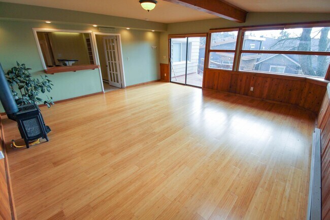 Building Photo - 1212 S Oak St