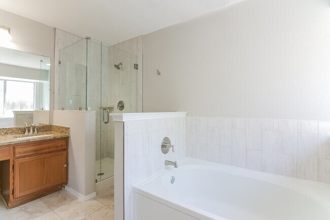 Building Photo - 4978 Briar Oaks Ln