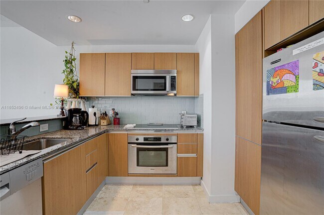 Building Photo - 1060 Brickell Ave