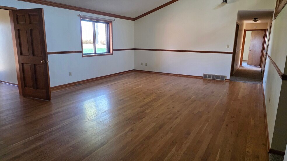 Large living room with wood floor - 620 East St S