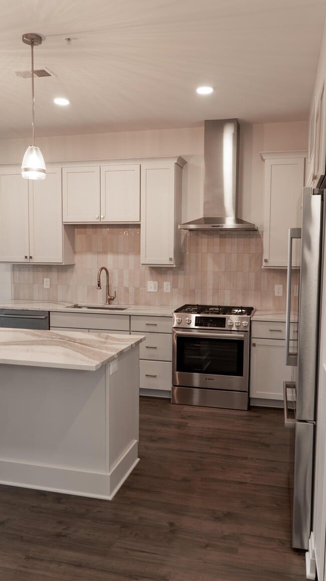 Building Photo - 6633 Dale Dr