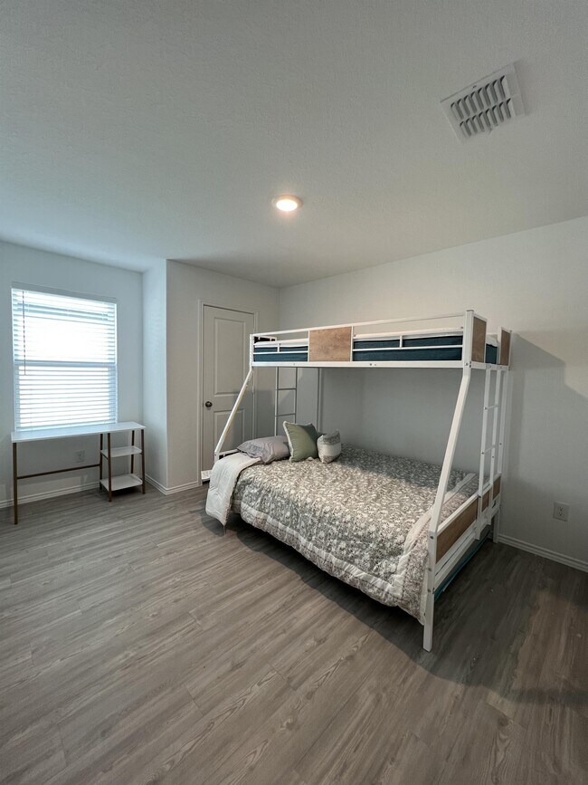 Building Photo - 8523 Grosbeak Cv