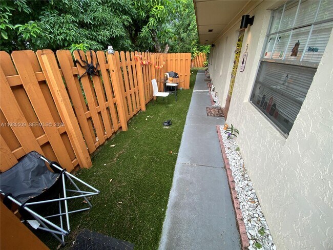 Building Photo - 4621 SW 33rd Ave