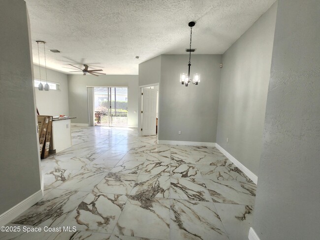 Building Photo - 501 Carmel Dr