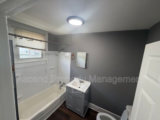 Building Photo - 2104 Laura St