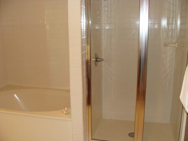 Building Photo - 3 bedroom 2 bath furnished condo