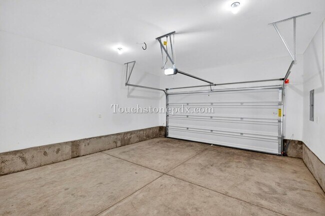 Building Photo - Recently Built Woodburn Townhome Featuring A/C