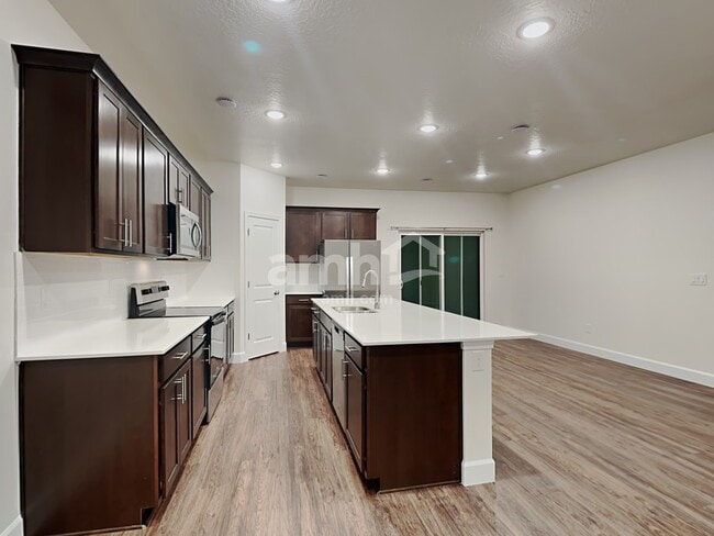 Building Photo - 4370 N Poplar St