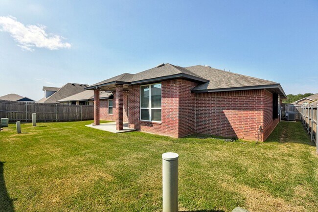 Building Photo - 2321 Norwood Dr