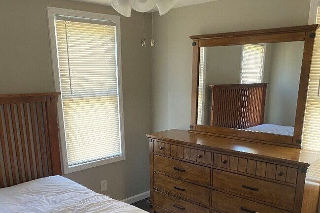 Building Photo - 306 Lindsay Ave