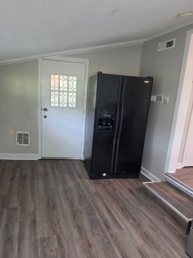 Building Photo - 3 bedroom 1.5 bath with 2-car garage