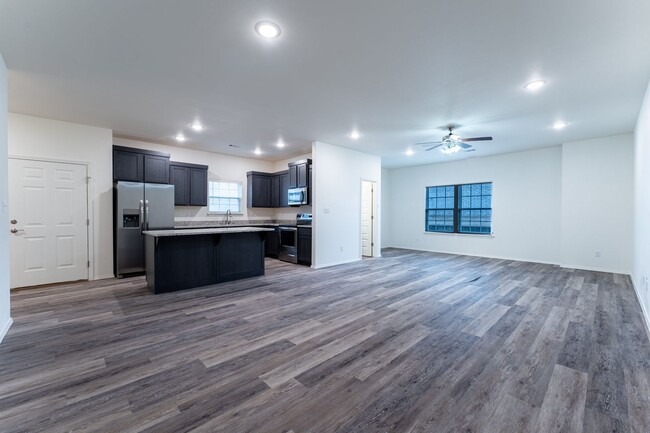 Primary Photo - 4/4.5 Townhome!!