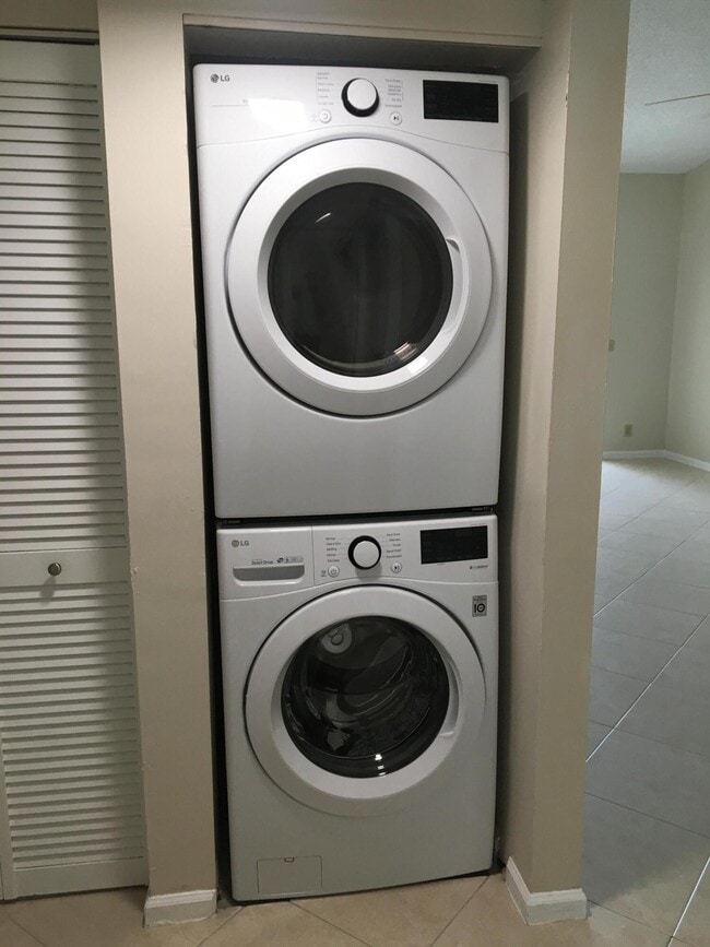 Building Photo - 2650 Greenwood Terrace