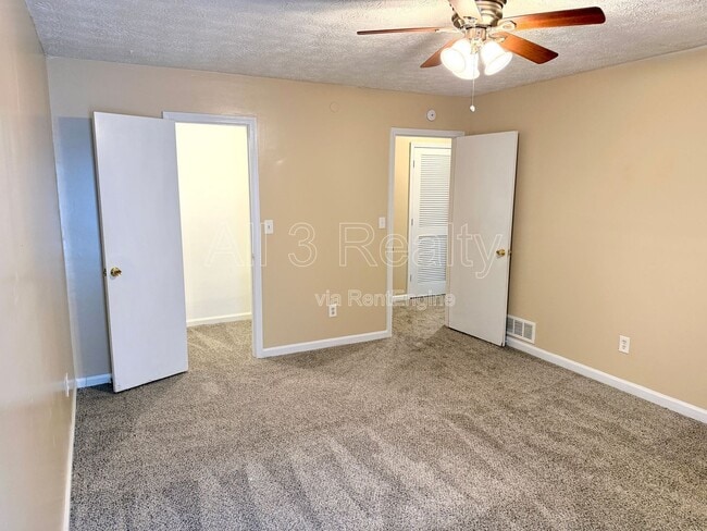 Building Photo - 2140 Meadowview Ct SE