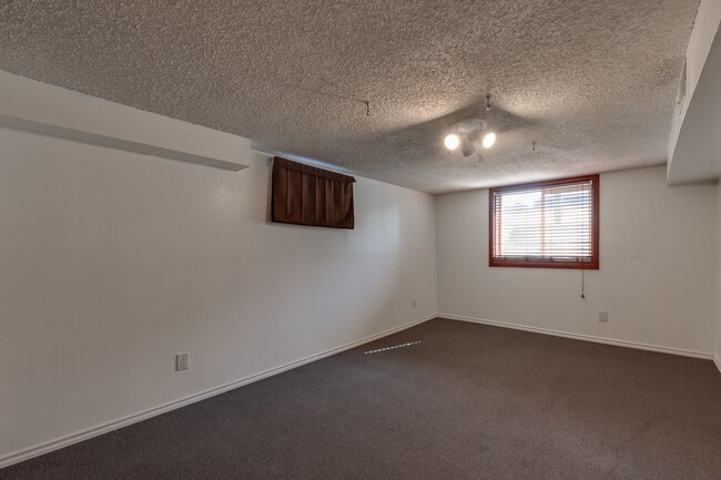 Building Photo - Shadle Park 3 Bedroom 2 Bath Home near Gar...