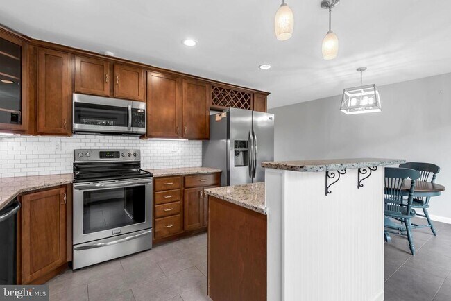 Building Photo - 644 Jasontown Rd