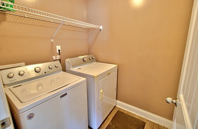 Building Photo - 305 Largo Ct