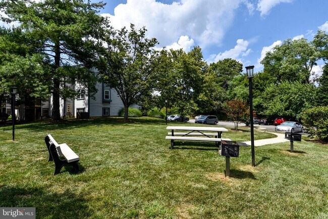 Building Photo - 6905 Victoria Dr