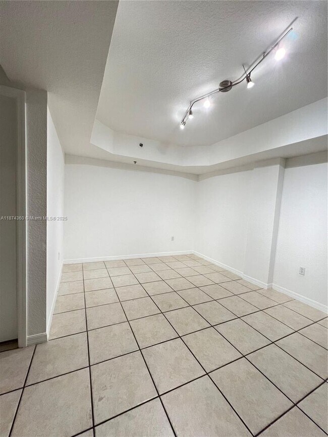 Building Photo - 9300 Fontainebleau Blvd