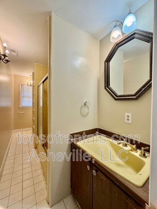 Building Photo - 161 Dogwood Dr