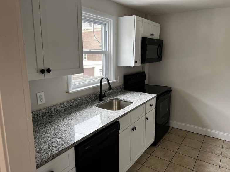 Building Photo - 566 E High St