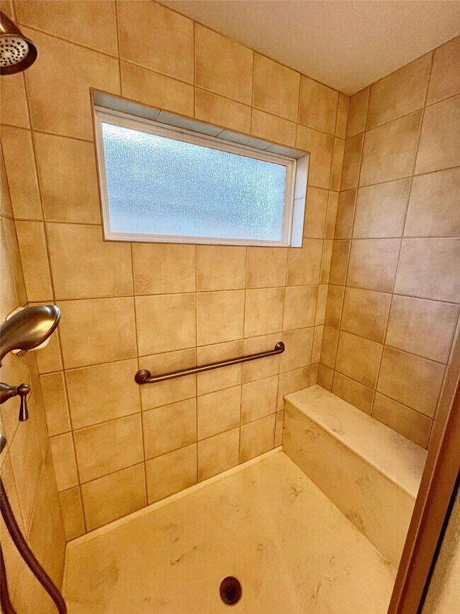 Building Photo - 9311 E Lakeside Dr