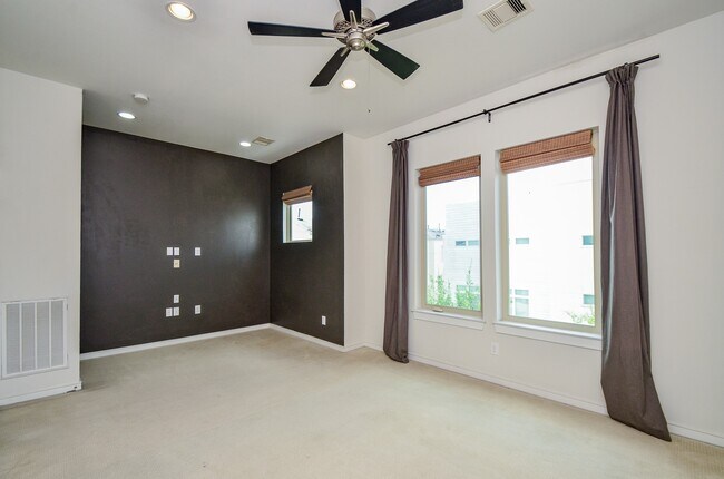 Building Photo - 1310 Delano St